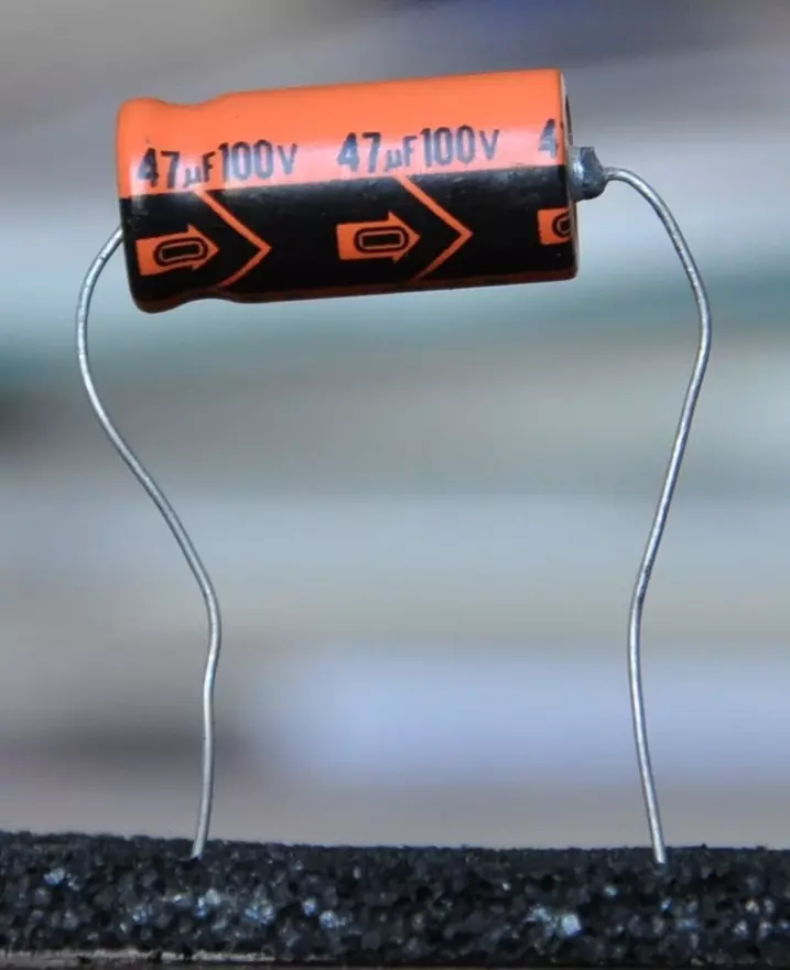 47UF100V